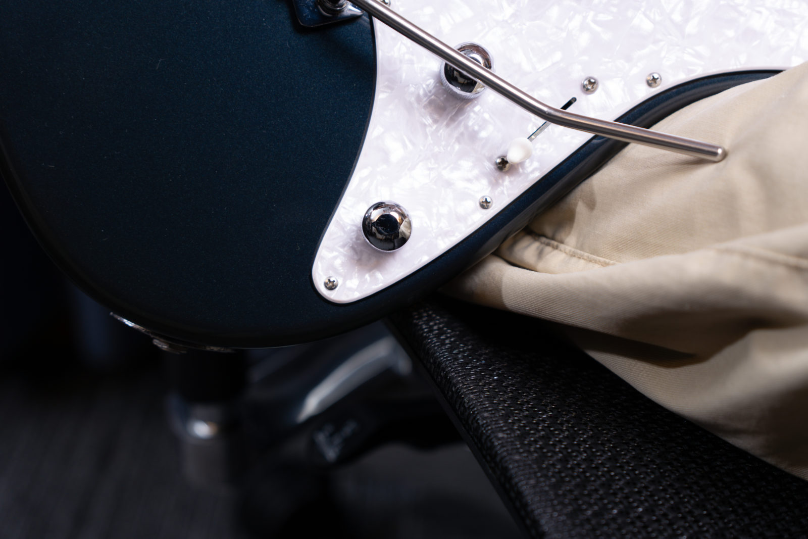 Rasical Chair Elite ギター演奏4