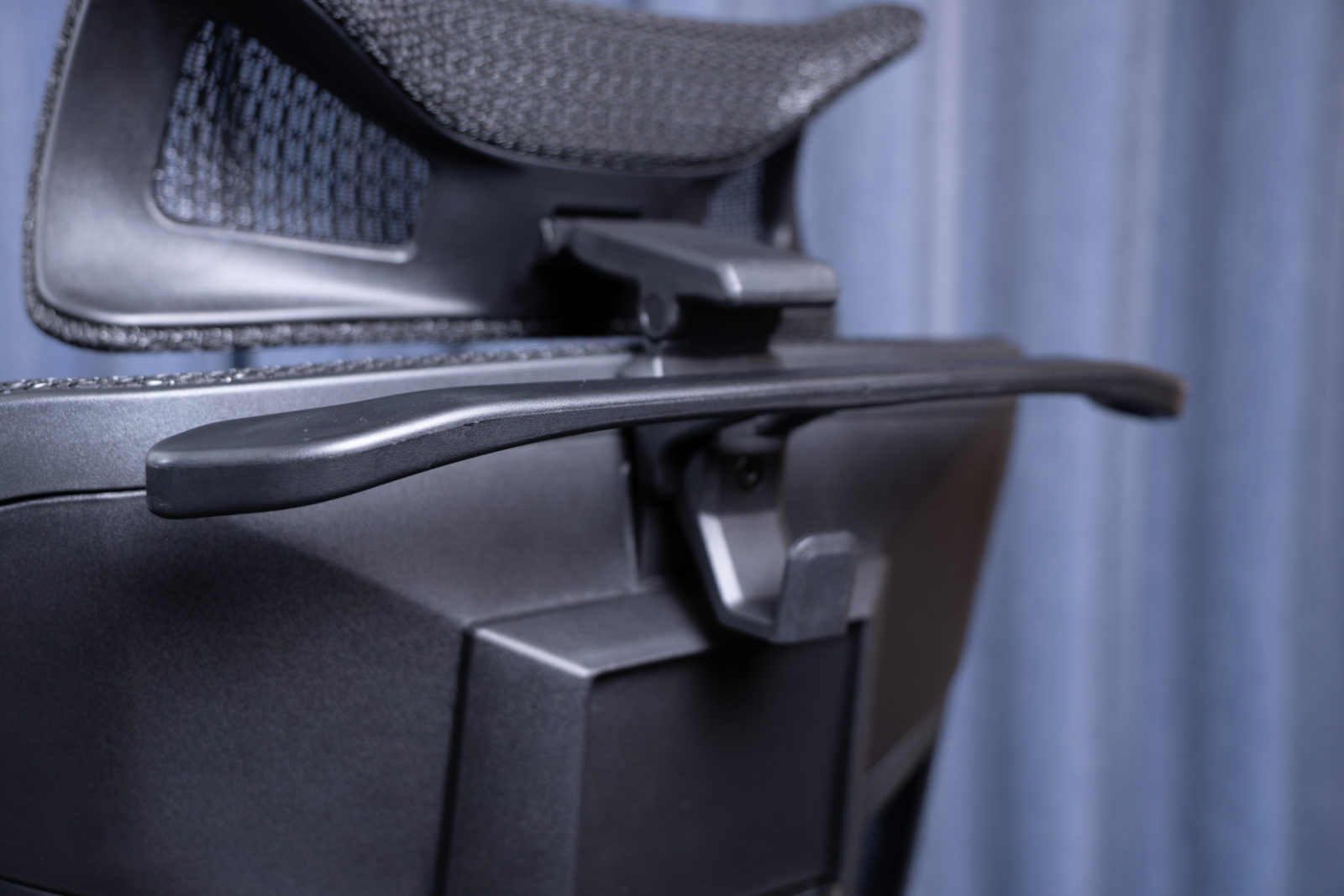 Rasical Chair Elite フック付きハンガー装備で置き場所に困らない