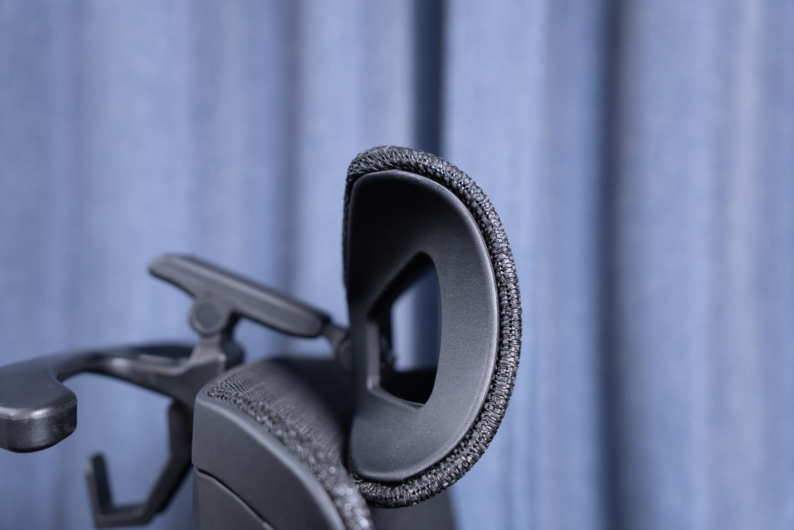 Rasical Chair Elite 上下角度（後側）70° / 4段階 下向