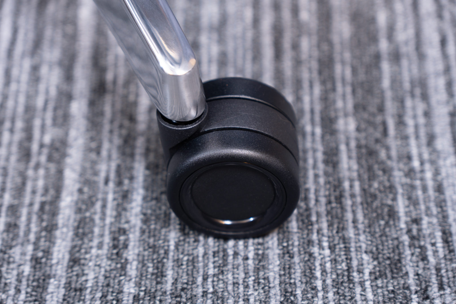 Rasical Chair Elite ストレスフリーな静音キャスターを採用