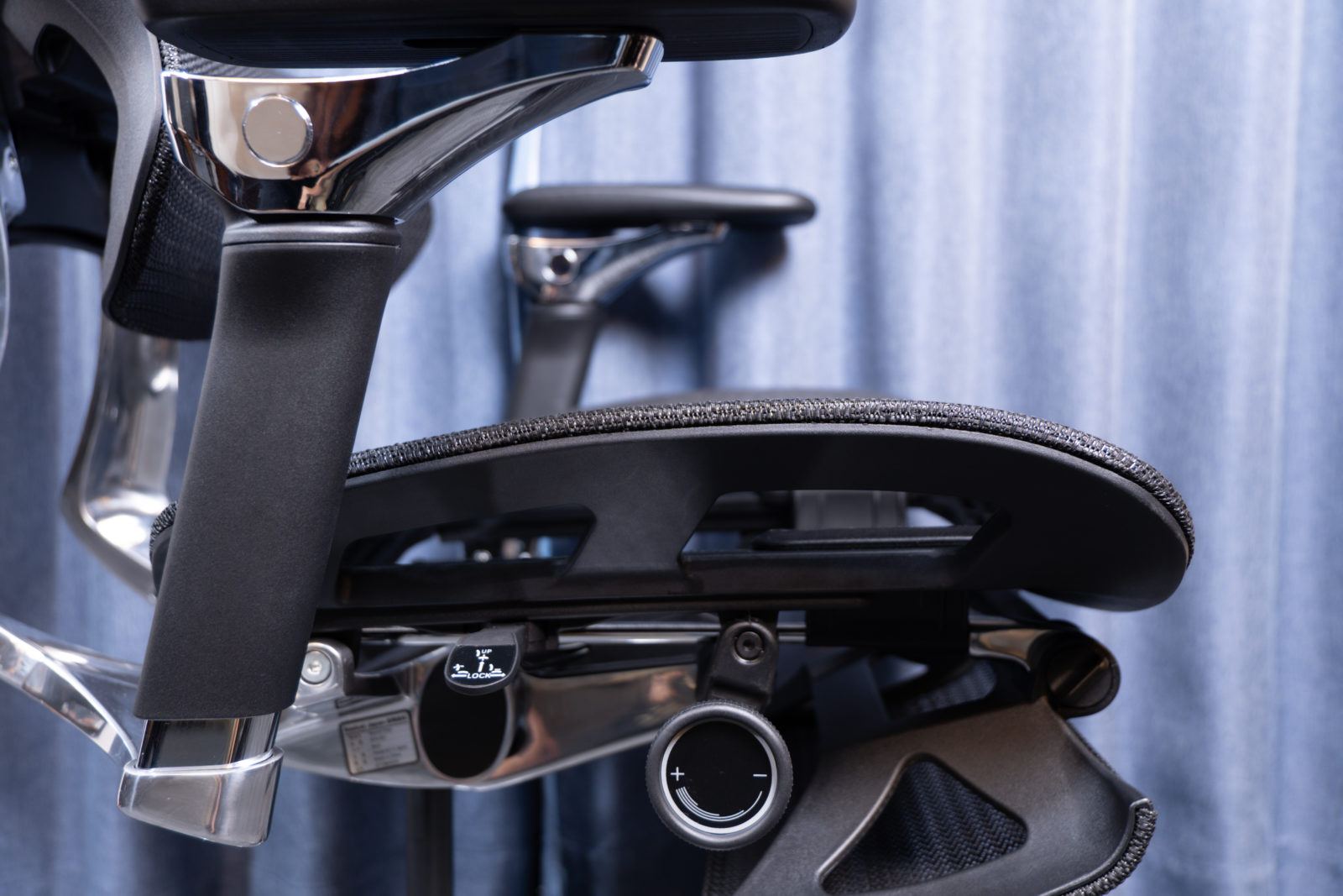 Rasical Chair Elite 座面カーブ構造で太ももの圧迫感を軽減