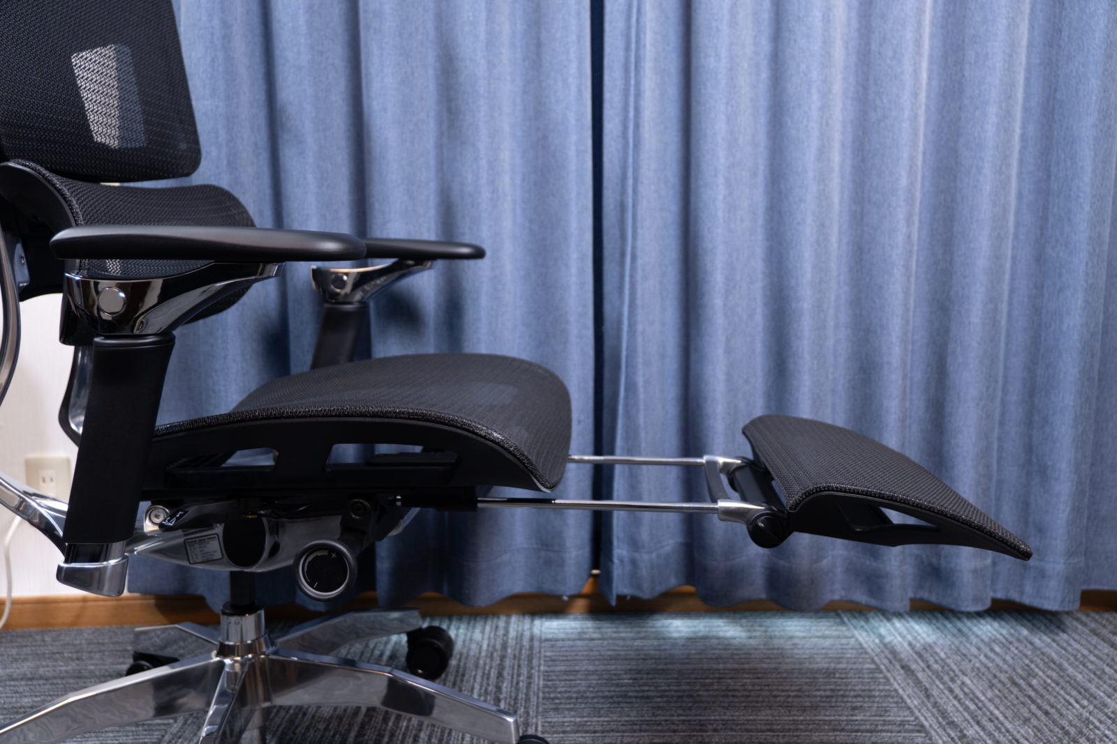 Rasical Chair Elite 足を伸ばせる収納型フットレスト2
