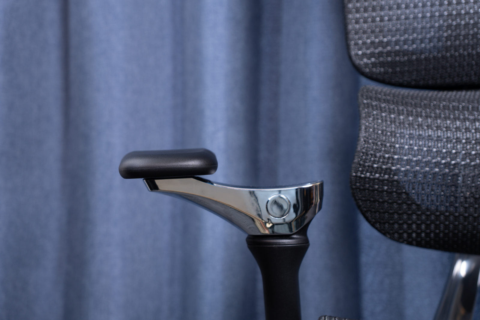 Rasical Chair Elite 2カ所の回転による左右位置調整可